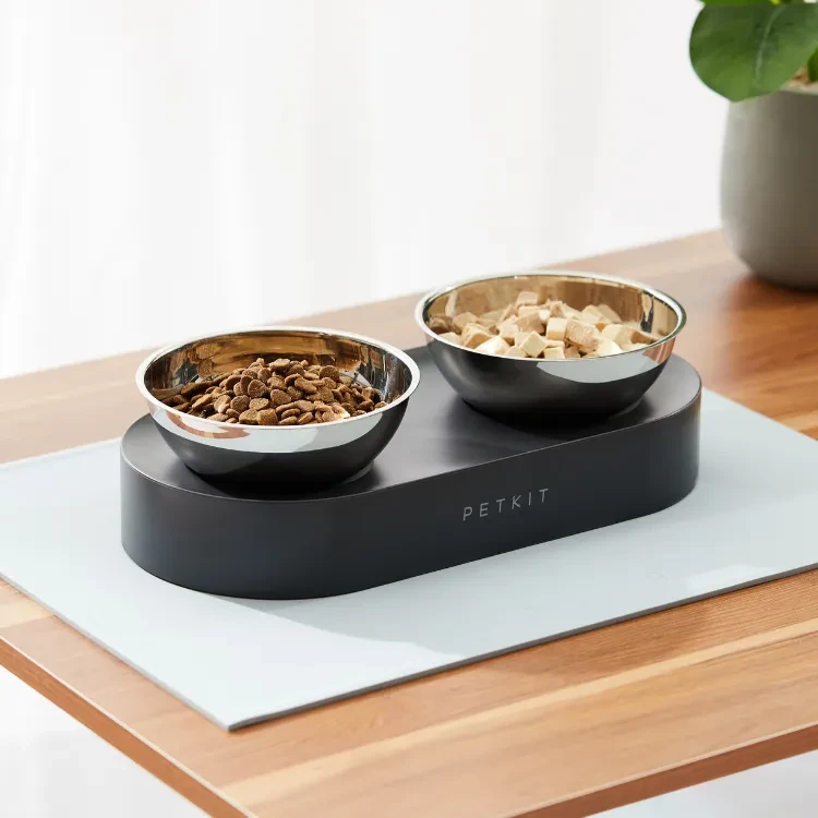 Miska Petkit Fresh Nano Metal Double ustawiona w kuchni – idealna dla dwóch zwierząt